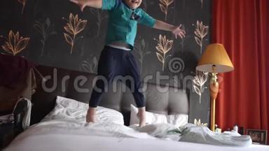 在父母床上<strong>蹦蹦</strong>跳跳的小男孩手持慢镜头